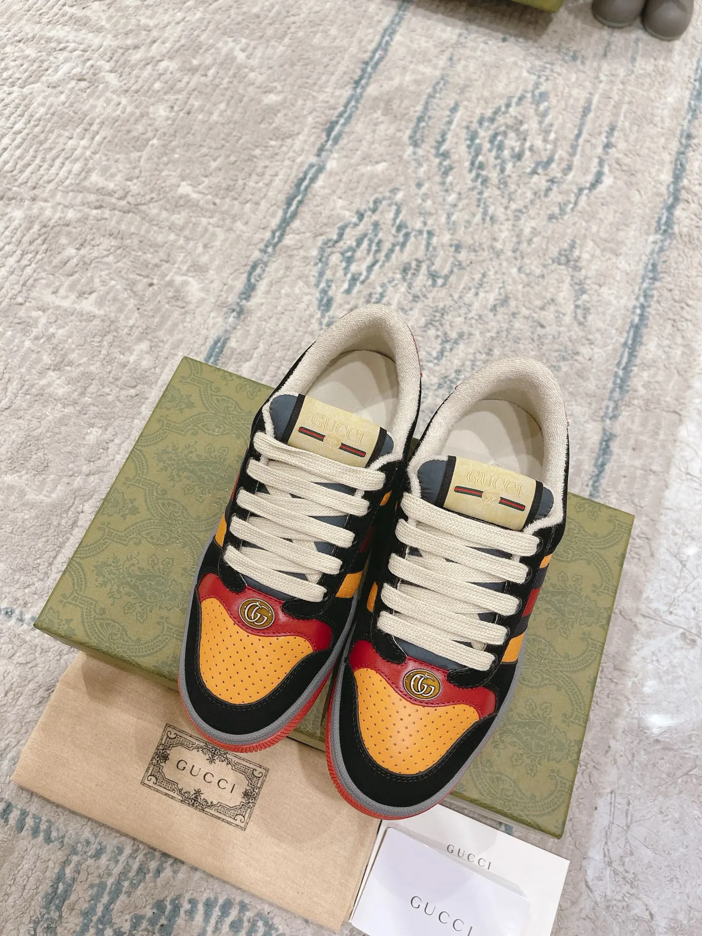 Ex-factory price: 540💰 GUCCI Gucci's newly upgraded back cover lining, top-notch old dirty shoes, classic casual sports shoes for couples, retro sneakers and old G family dirty shoes, updated at the counter simultaneously! ①The shoe upper has the same water-based edge coating process as the original version⚠️The ordinary oil edges on the market have a strong glue feel and are easy to fall off! Grade A first-layer nubuck leather (with pores)/matching computer embroidered double G cloth, high-density terry velvet lining. ② A PVC transparent small round mark sealing line is added to the details of the midsole. The mold is opened six times and the jewelry craftsmanship is used to customize the two-color double G buckle, striving to be the same as the original version. A pair of buttons is more than three times more expensive than ordinary buckles on the market. ③An old two-color washable label, the chip is placed on the outer waist of the right foot, the entire shoe is completely hollowed out with rubber technology, TUP material (rubber to distinguish the market) with the latest green packaging from the counter, 3D printed handbag, and a pair of shoelaces. There is no pressure when entering and exiting the counter. You can buy a 1:1 accurate replica of the original version and modify and upgrade it repeatedly. The details are perfectly restored, the materials are all customized, and they are truly top-notch. Please look at the details clearly to identify the quality. Upper: First-layer frosted cowhide/embroidered double G cloth. Lining: original high-density velvet lining. Foot pads: original pearlescent sheepskin. Outsole: private molded vacuum TPU material. Packaging: original top-grade full set packaging at the counter. Shoe size: women's size 35-40, men's size 39-44 (men's size 38, 45🉑️customized, non-returnable)